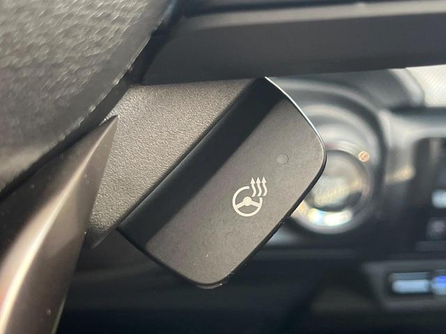 【ステアリングヒーター】冬場に冷たくなりやすい革巻きステアリングを、スイッチ一つで素早く適温に！エアコンよりも早く温まってくれるので、寒い日の運転も快適になりますね♪