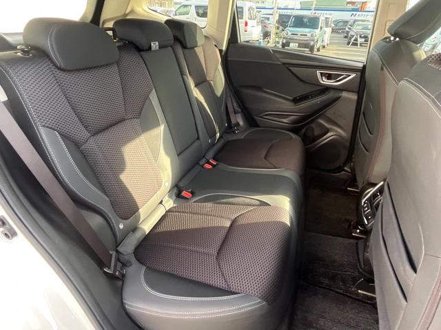 後部座席も気になるようなキズ・汚れやへたり等、大きなダメージはなく、良好な状態です。