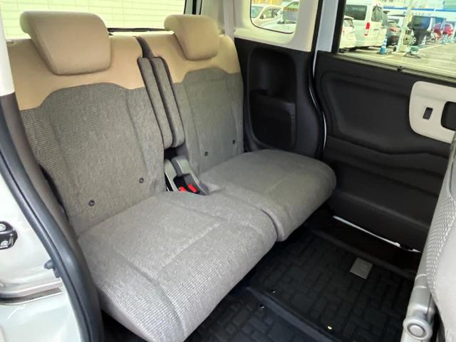 後部座席も気になるようなキズ・汚れやへたり等、大きなダメージはなく、良好な状態です。