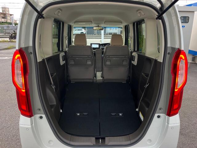 後席を格納すると、これだけの広さが！シーンに合わせたシートアレンジで、大きな荷物も積むことが出来ます♪