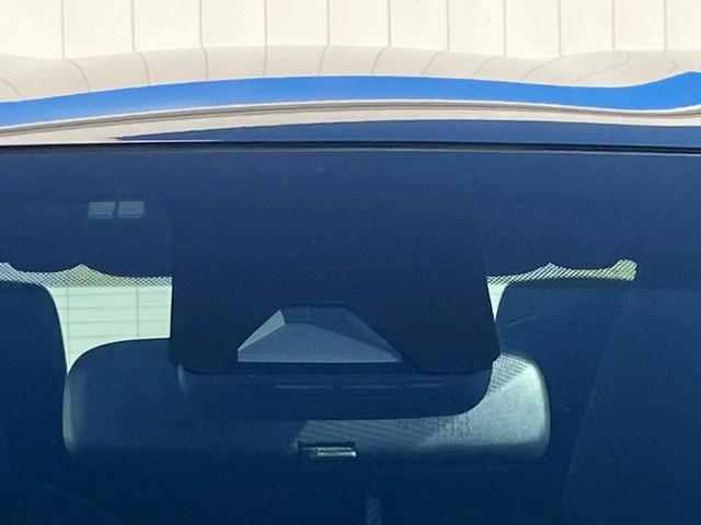 【プリクラッシュセーフティ】前方の車両等を検知し、衝突しそうな時は警報で注意を促し、ブレーキを踏む力をサポート。ブレーキを踏めなかった場合は衝突被害軽減ブレーキが作動、衝突回避をサポートします。