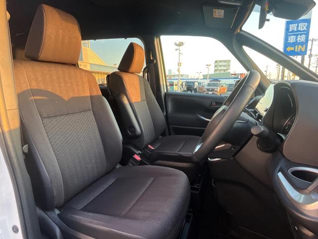 運転席シート廻りは使用感も少なく、良好な状態となっています。丁寧に使われていたことがよくわかりますね。