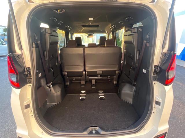 後席を格納すると、これだけの広さが！シーンに合わせたシートアレンジで、大きな荷物も積むことが出来ます♪