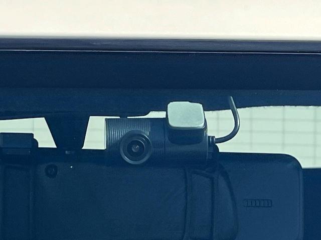 【ドライブレコーダー】安心・安全なカーライフに必須のドライブレコーダーを装備！走行中はもちろん、あおり運転や事故に遭遇した際の状況も映像で記録し、万一のリスクに備えます。