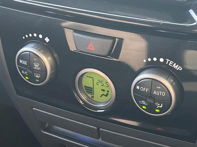 【オートエアコン】一度お好みの温度に設定すれば、車内の温度を検知し風量や温度を自動で調整。暑い…寒い…と何度もスイッチ操作をする必要はありません。快適な車内空間には必須の機能ですね♪