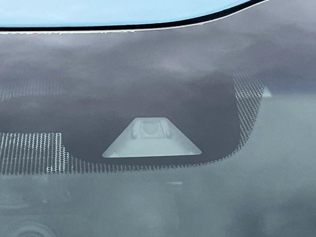 【ホンダセンシング】走行中に前方の車両等を認識し、衝突しそうな時は警報とブレーキで衝突回避と被害軽減をアシスト。より安全にドライブをお楽しみいただけます。