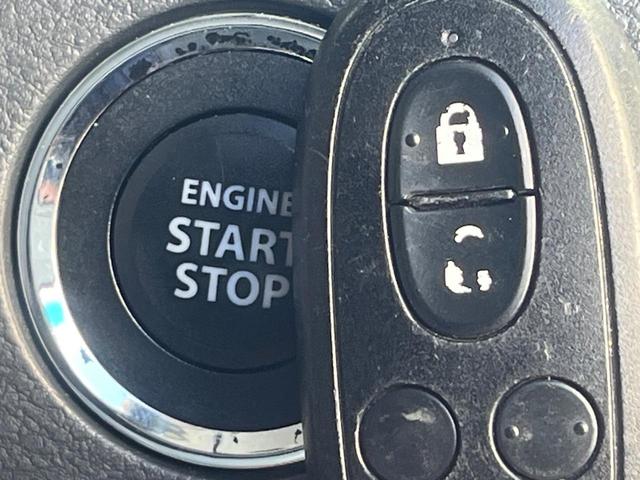 【キーレススタートシステム】カバンやポケットに入れたままでもドアの施錠・解錠が可能なスマートキーを装備。エンジンのオン・オフ時もカギを取り出す必要が無いからとっても便利です♪