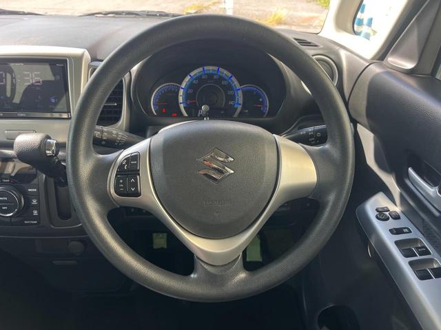 インテリアに合わせたデザインのステアリングは、運転される方のことも考え、運転しやすい形状、大きさです。是非一度、実際に触ってお確かめください。