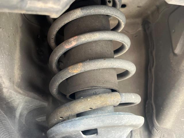 お車を安心してお乗りいただく為には、足回りの定期点検が欠かせません。サービスサポート（有償保証）では無料点検もご提供しており、安心のカーライフをお過ごしいただけるサポート体制が整っています。