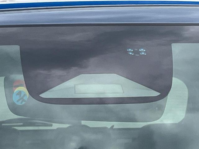 【ホンダセンシング】走行中に前方の車両等を認識し、衝突しそうな時は警報とブレーキで衝突回避と被害軽減をアシスト。より安全にドライブをお楽しみいただけます。