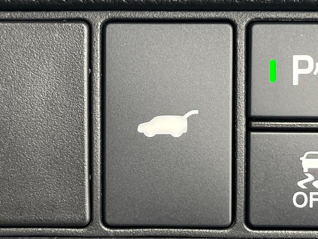 【パワーバックドア】スマートキーや運転席のボタンを押すだけでリアゲートが自動で開閉します！荷物を持っている時や、高い位置にあるバックドアを閉める際に便利な機能です♪