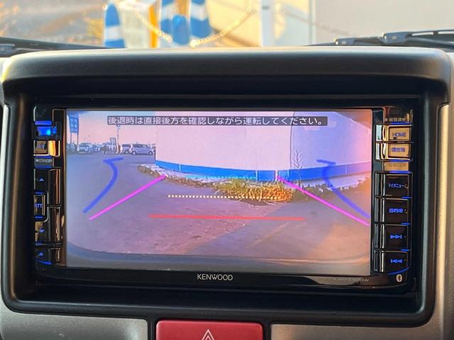 【バックカメラ】駐車時に後方がリアルタイム映像で確認できます。大型商業施設や立体駐車場での駐車時や、夜間のバック時に大活躍！運転スキルに関わらず、今や必須となった装備のひとつです！