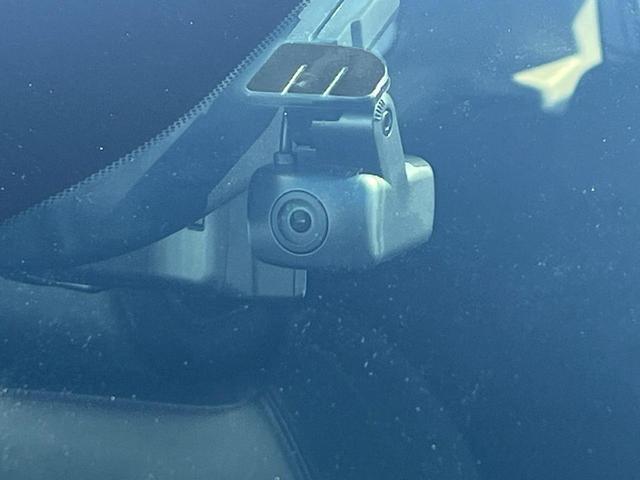 【ドライブレコーダー】安心・安全なカーライフに必須のドライブレコーダーを装備！走行中はもちろん、あおり運転や事故に遭遇した際の状況も映像で記録し、万一のリスクに備えます。