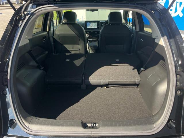 後席を格納すると、これだけの広さが！シーンに合わせたシートアレンジで、大きな荷物も積むことが出来ます♪