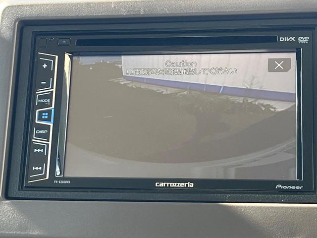 【バックカメラ】駐車時に後方がリアルタイム映像で確認できます。大型商業施設や立体駐車場での駐車時や、夜間のバック時に大活躍！運転スキルに関わらず、今や必須となった装備のひとつです！