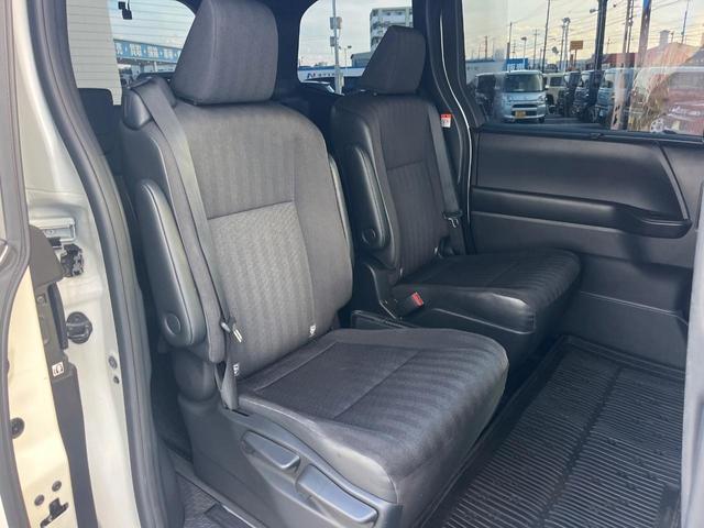 後部座席も気になるようなキズ・汚れやへたり等、大きなダメージはなく、良好な状態です。