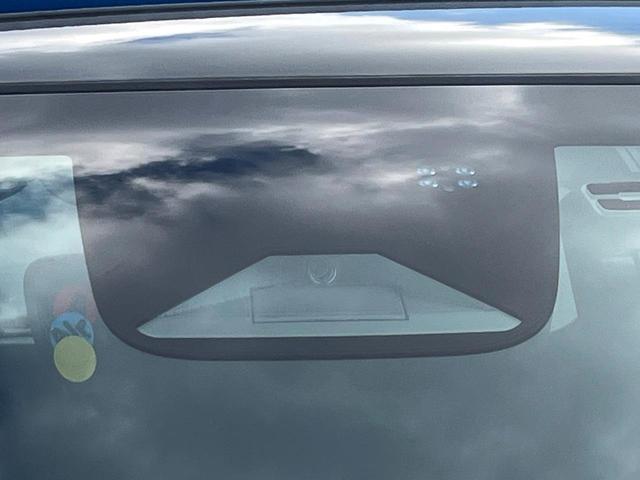 【ホンダセンシング】走行中に前方の車両等を認識し、衝突しそうな時は警報とブレーキで衝突回避と被害軽減をアシスト。より安全にドライブをお楽しみいただけます。