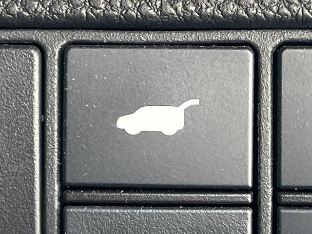 【パワーバックドア】スマートキーや運転席のボタンを押すだけでリアゲートが自動で開閉します！荷物を持っている時や、高い位置にあるバックドアを閉める際に便利な機能です♪