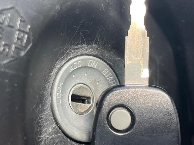 【キーレス】少し離れた場所からでもボタン一つでドアの開錠・施錠ができるのでとっても便利！ドアの鍵穴周りに傷をつけることもありません♪