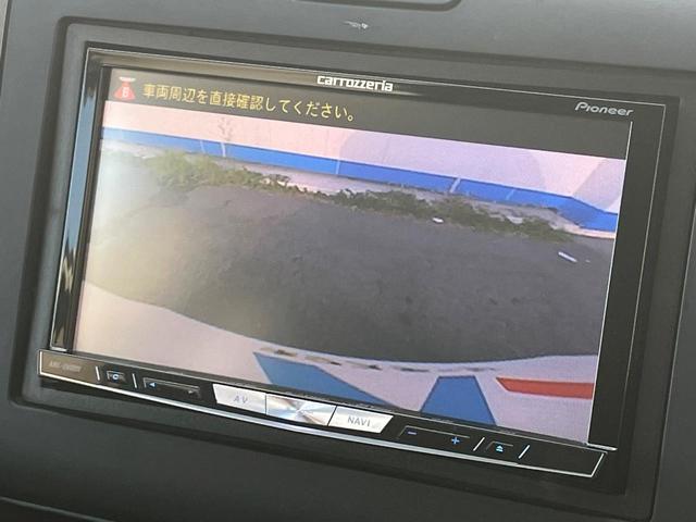 【バックカメラ】駐車時に後方がリアルタイム映像で確認できます。大型商業施設や立体駐車場での駐車時や、夜間のバック時に大活躍！運転スキルに関わらず、今や必須となった装備のひとつです！