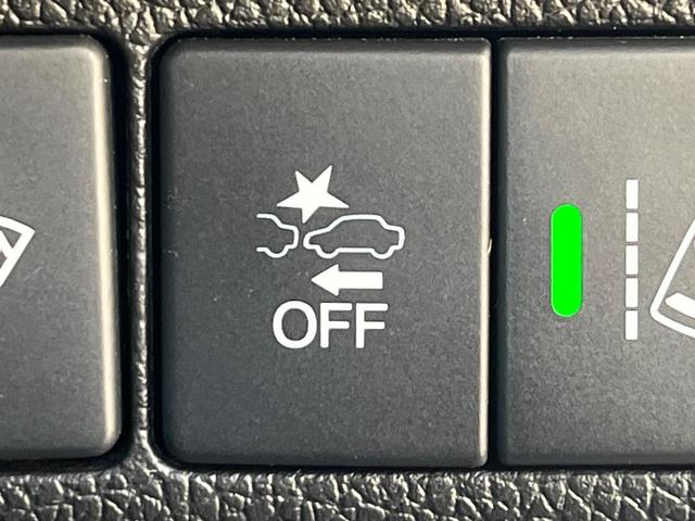 【ホンダセンシング】走行中に前方の車両等を認識し、衝突しそうな時は警報とブレーキで衝突回避と被害軽減をアシスト。より安全にドライブをお楽しみいただけます。