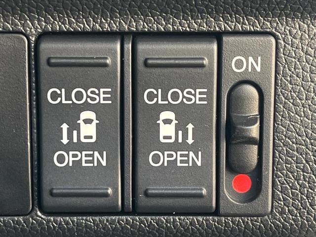 【両側パワースライドドア】スマートキーや運転席のスイッチで後席両側スライドドアの開閉が可能♪電動だから力を入れてドアを開ける必要が無く、小さなお子様でも簡単に開け閉めでき快適です♪