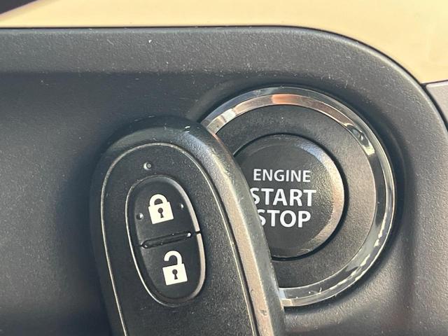 【キーレススタートシステム】カバンやポケットに入れたままでもドアの施錠・解錠が可能なスマートキーを装備。エンジンのオン・オフ時もカギを取り出す必要が無いからとっても便利です♪