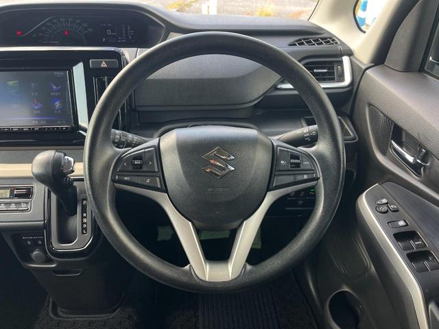 インテリアに合わせたデザインのステアリングは、運転される方のことも考え、運転しやすい形状、大きさです。是非一度、実際に触ってお確かめください。