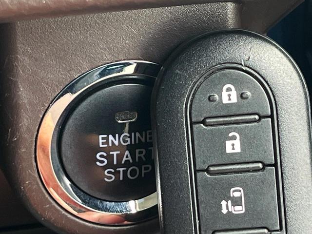 【スマートキー】カバンやポケットに入れたままでもドアの施錠・解錠が可能なスマートキーを装備。エンジンのオン・オフ時もカギを取り出す必要が無いからとっても便利です♪