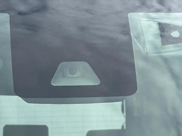 【スマートアシスト】走行中に前方の車両等を認識し、衝突しそうな時は警報とブレーキで衝突回避と被害軽減をアシスト。より安全にドライブをお楽しみいただけます。