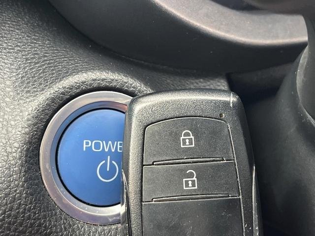 【スマートキー】カバンやポケットに入れたままでもドアの施錠・解錠が可能なスマートキーを装備。エンジンのオン・オフ時もカギを取り出す必要が無いからとっても便利です♪