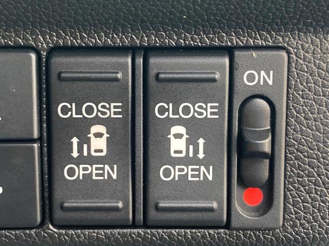 【両側パワースライドドア】スマートキーや運転席のスイッチで後席両側スライドドアの開閉が可能♪電動だから力を入れてドアを開ける必要が無く、小さなお子様でも簡単に開け閉めでき快適です♪