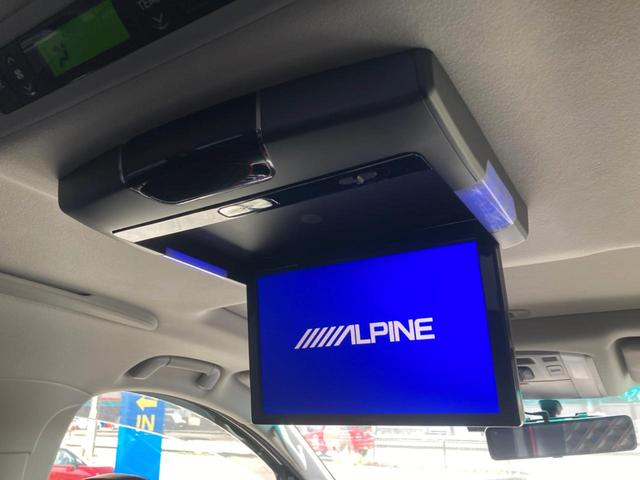 【後席モニター】家族や友人とお出かけする機会が多い方に大人気の後席モニターを装備！見やすい位置に画面がありテレビやＤＶＤの視聴も快適！友達もお子様も、後席にしか乗らなくなるかも？？