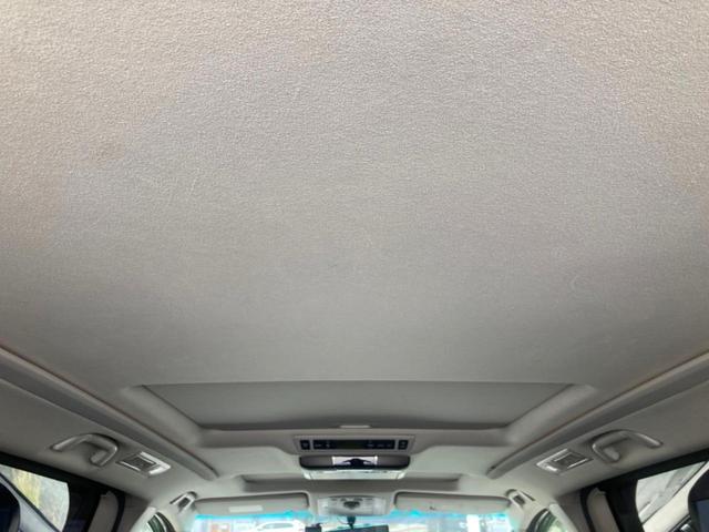 【サンルーフ】開放感たっぷりの希少装備、サンルーフが装着されています！車内に明かりを取り入れたり景色を楽しむ以外にも、車内の空気も簡単に換気できて快適です！
