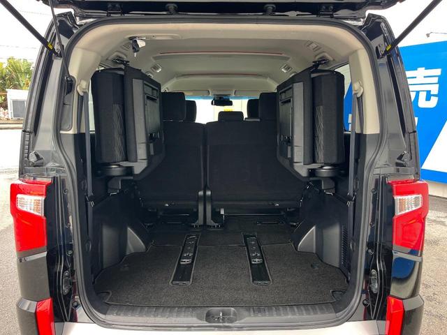 後席を格納すると、これだけの広さが！シーンに合わせたシートアレンジで、大きな荷物も積むことが出来ます♪