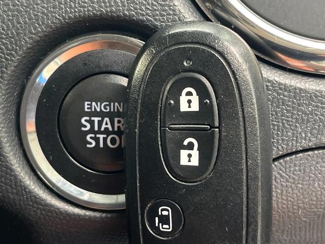 【キーレススタートシステム】カバンやポケットに入れたままでもドアの施錠・解錠が可能なスマートキーを装備。エンジンのオン・オフ時もカギを取り出す必要が無いからとっても便利です♪