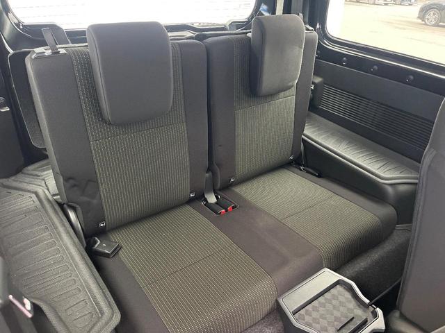 後部座席も気になるようなキズ・汚れやへたり等、大きなダメージはなく、良好な状態です。
