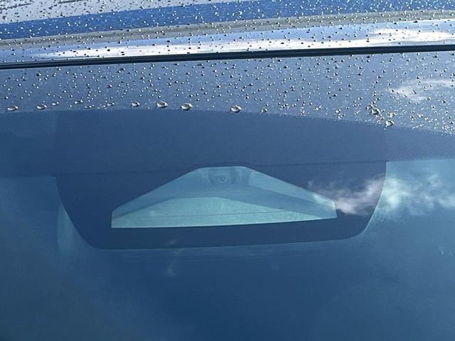 【プリクラッシュセーフティ】前方の車両等を検知し、衝突しそうな時は警報で注意を促し、ブレーキを踏む力をサポート。ブレーキを踏めなかった場合は衝突被害軽減ブレーキが作動、衝突回避をサポートします。