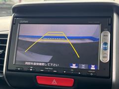 【バックカメラ】駐車時に後方がリアルタイム映像で確認できます。大型商業施設や立体駐車場での駐車時や、夜間のバック時に大活躍！運転スキルに関わらず、今や必須となった装備のひとつです！ 4