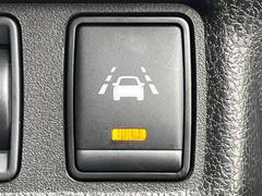 【車線逸脱警報】道路上の白（黄）線を認識し、意図せず走行中の車線からはみ出しそうになった時、メーター内の警告灯とブザーで注意喚起してくれる安心・安全機能です♪ 4