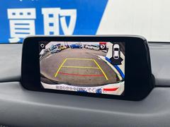 【バックカメラ】駐車時に後方がリアルタイム映像で確認できます。大型商業施設や立体駐車場での駐車時や、夜間のバック時に大活躍！運転スキルに関わらず、今や必須となった装備のひとつです！ 5