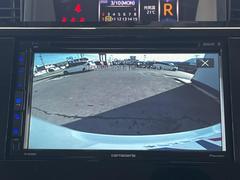 【バックカメラ】駐車時に後方がリアルタイム映像で確認できます。大型商業施設や立体駐車場での駐車時や、夜間のバック時に大活躍！運転スキルに関わらず、今や必須となった装備のひとつです！ 5