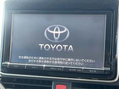 【純正ナビ】人気の純正ナビを装備しております。ナビの使いやすさはもちろん、オーディオ機能も充実！キャンプや旅行はもちろん、通勤や買い物など普段のドライブも楽しくなるはず♪ 4