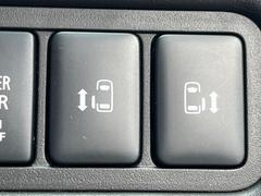 【両側パワースライドドア】スマートキーや運転席のスイッチで後席両側スライドドアの開閉が可能♪電動だから力を入れてドアを開ける必要が無く、小さなお子様でも簡単に開け閉めでき快適です♪ 7