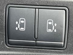 【両側スライドドア】駐車場で隣の車との間隔が狭く乗りにくい時、スライドドアなら安心！ドアオープン時も幅を取らず、開口部が広いので乗り降りがとっても簡単です。大きな荷物の出し入れも後席から可能♪ 6