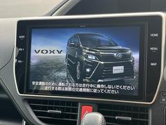 【純正ナビ】人気の純正ナビを装備しております。ナビの使いやすさはもちろん、オーディオ機能も充実！キャンプや旅行はもちろん、通勤や買い物など普段のドライブも楽しくなるはず♪ 5