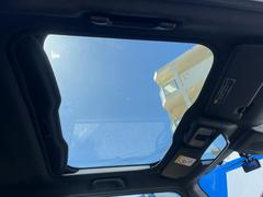 【ガラスルーフ】ガラスルーフ搭載で車内の解放感が一気にアップ！開放的なドライブをお楽しみいただけます。 4