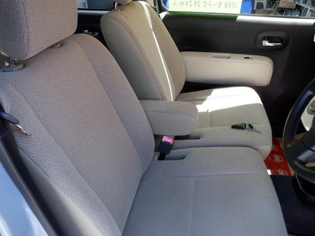 運転席より、ベンチシートで広々感ＵＰ！アームレスト付き、シートの高さ調整できるシートリフター付き。