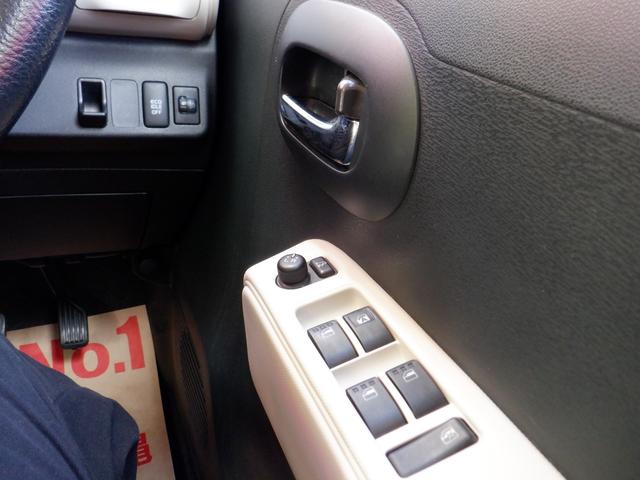 運転席右側より、ＥｃｏアイドリングストップＯＮ・ＯＦＦスイッチ、ヘッドライトレベレライザー、電動格納ミラー＆調整、コイン入れ、その他各種スイッチ類。