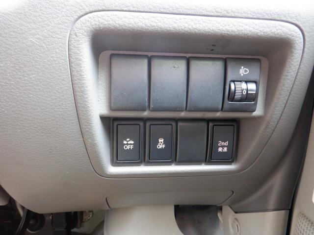 運転席右側より、キーレスエントリー、集中ドアロック、レーダーブレーキサポート、横滑り防止スイッチ、ヘッドライトレベライザー、２ｒｄ発進スイッチ他各種スイッチ類。